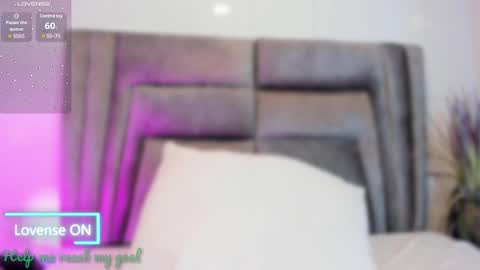 Snapshot of sophiee_smith chatting on February 10, 5:52 pm Sophie online show from February 10, 5:52 pm