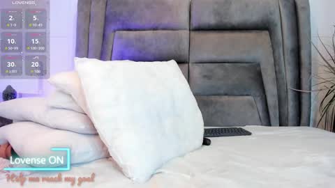 Snapshot of sophiee_smith chatting on February 12, 2:43 pm Sophie online show from February 12, 2:43 pm