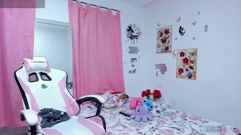 Snapshot of sophieewoods chatting on December 28, 9:08 pm Sophie Woods  online show from December 28, 9:08 pm