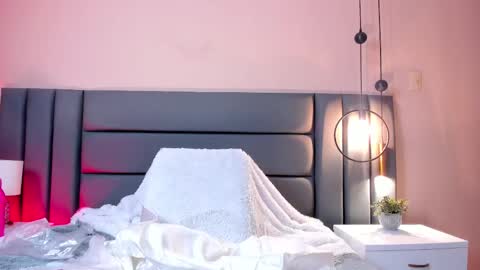 Sophie Johns online show from November 1, 7:05 pm