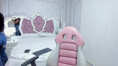 Snapshot of sophiesexx_ chatting on May 1, 6:45 pm Sopjie online show from May 1, 6:45 pm
