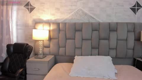 Snapshot of sophiewatson_ chatting on May 21, 2:46 pm sophiewatson_ online show from May 21, 2:46 pm