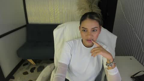 Snapshot of sophiewatson_ chatting on May 26, 12:56 pm sophiewatson_ online show from May 26, 12:56 pm
