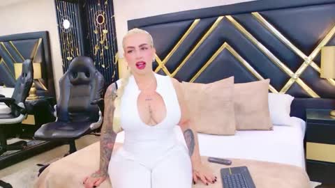 SophieWinslow online show from May 1, 12:10 pm