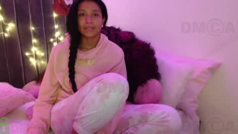 Snapshot of sophiia_dreams chatting on December 14, 3:18 am Sophia this is not my real name online show from December 14, 3:18 am