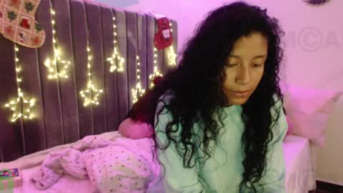 Snapshot of sophiia_dreams chatting on December 18, 2:53 am Sophia this is not my real name online show from December 18, 2:53 am