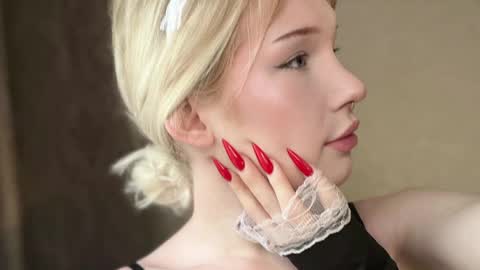 Snapshot of soska_albinosk chatting on May 19, 9:48 am soska_albinosk online show from May 19, 9:48 am