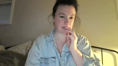 Snapshot of sotamom chatting on May 18, 1:35 am NaughtyMommy online show from May 18, 1:35 am