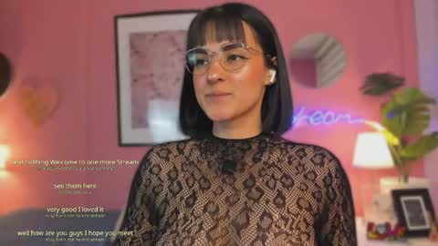 Snapshot of soysaraa_ chatting on May 6, 4:52 am Aleja online show from May 6, 4:52 am