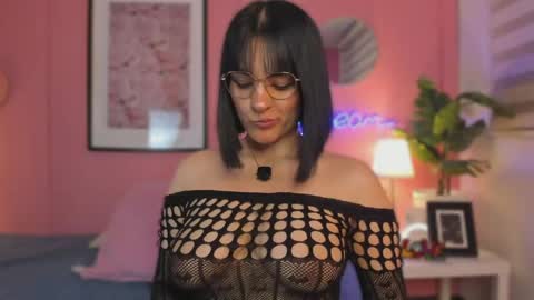 Snapshot of soysaraa_ chatting on June 2, 5:42 am Aleja online show from June 2, 5:42 am