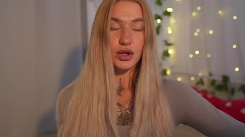 Snapshot of sparks__daisy chatting on January 4, 3:28 pm DAISY online show from January 4, 3:28 pm