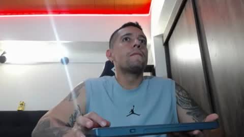 Snapshot of spartacus_cam chatting on June 18, 4:57 am online show from June 18, 4:57 am