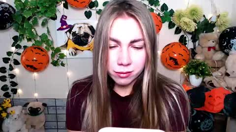 Snapshot of sport_tall_karina chatting on October 31, 9:10 am Karina online show from October 31, 9:10 am