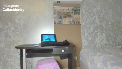 Snapshot of squirt_blondy chatting on April 6, 3:02 pm Caila online show from April 6, 3:02 pm