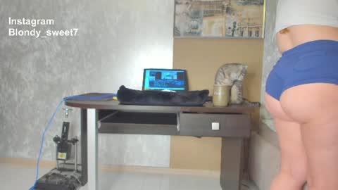 Snapshot of squirt_blondy chatting on June 18, 3:49 pm Caila online show from June 18, 3:49 pm