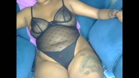 Snapshot of squirtqueen333 chatting on January 23, 10:11 am shana online show from January 23, 10:11 am