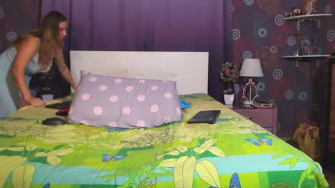 Snapshot of squirtyjess chatting on January 17, 7:38 pm just Jess online show from January 17, 7:38 pm