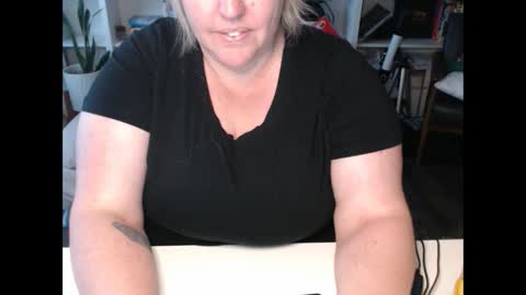 Snapshot of squirtymilfjess chatting on December 10, 2:28 pm Messi Jessi online show from December 10, 2:28 pm