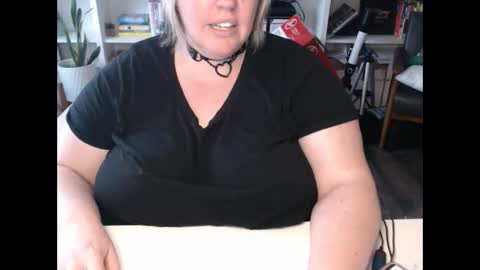 Snapshot of squirtymilfjess chatting on December 10, 5:33 pm Messi Jessi online show from December 10, 5:33 pm