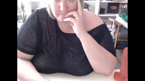 Snapshot of squirtymilfjess chatting on February 25, 5:25 pm Messi Jessi online show from February 25, 5:25 pm