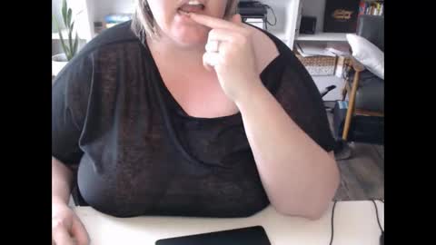 Snapshot of squirtymilfjess chatting on February 27, 5:15 pm Messi Jessi online show from February 27, 5:15 pm