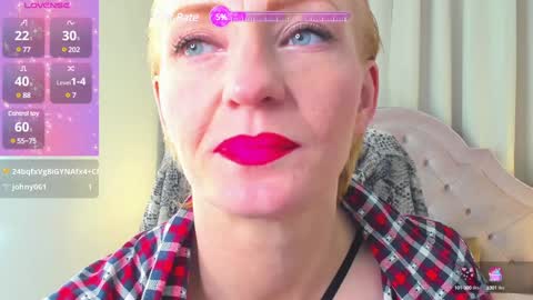 Snapshot of squirtymom chatting on December 2, 8:33 pm Alisa online show from December 2, 8:33 pm