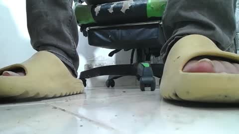 Snapshot of srfindomfeet_ chatting on May 6, 4:08 am sr master cum its my old account online show from May 6, 4:08 am