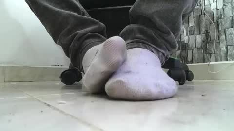 Snapshot of srfindomfeet_ chatting on May 8, 2:39 am sr master cum its my old account online show from May 8, 2:39 am