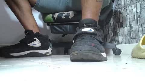 Snapshot of srfindomfeet_ chatting on May 19, 5:52 pm sr master cum its my old account online show from May 19, 5:52 pm