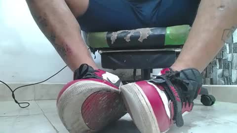 Snapshot of srfindomfeet_ chatting on May 27, 1:57 am sr master cum its my old account online show from May 27, 1:57 am