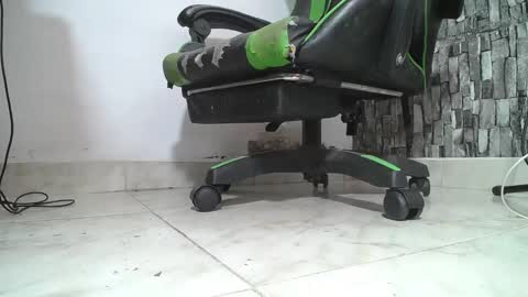 Snapshot of srfindomfeet_ chatting on June 5, 6:02 pm sr master cum its my old account online show from June 5, 6:02 pm