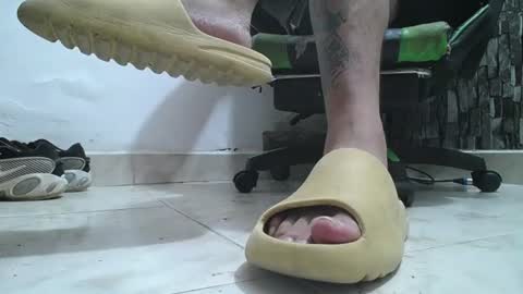 Snapshot of srfindomfeet_ chatting on June 15, 7:10 am sr master cum its my old account online show from June 15, 7:10 am