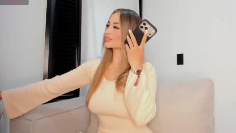 Snapshot of srita_laura chatting on May 19, 11:38 am Laura online show from May 19, 11:38 am