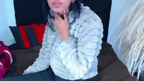 Snapshot of srta_luciana chatting on July 6, 11:40 am . . online show from July 6, 11:40 am