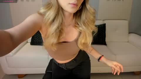 Stacy Woods online show from April 28, 11:04 am