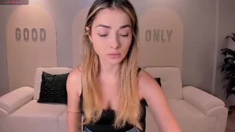 Snapshot of staceywood_ chatting on June 16, 11:35 am Stacy Woods online show from June 16, 11:35 am