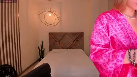 Stacy Woods online show from July 28, 12:48 pm
