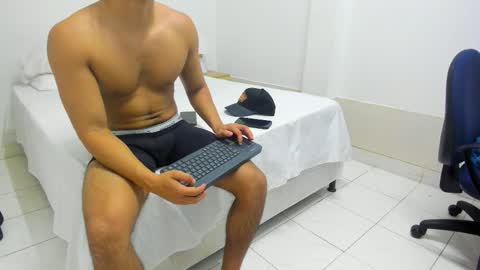 Snapshot of stand_boy01 chatting on November 16, 12:38 am stand_boy01 online show from November 16, 12:38 am