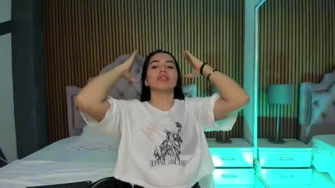 Snapshot of starbutterflyy_ chatting on November 4, 4:00 am STAR online show from November 4, 4:00 am