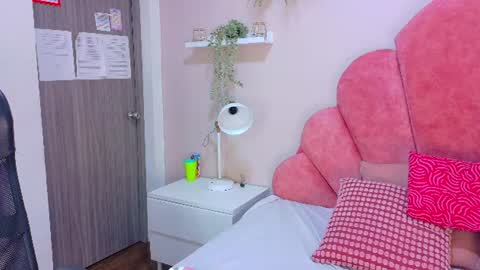 Snapshot of starrmoon__ chatting on June 27, 7:46 am M O O N online show from June 27, 7:46 am