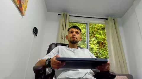 Snapshot of stebansilv_ chatting on June 7, 11:47 am Steban online show from June 7, 11:47 am