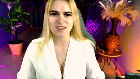 stef_nicks online show from May 4, 9:05 am