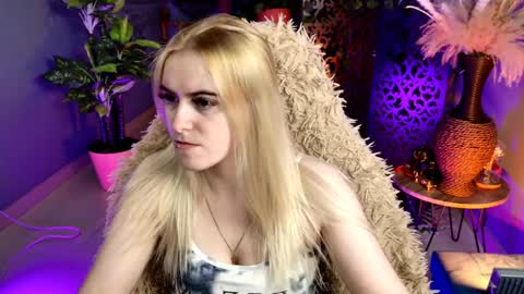 stef_nicks online show from May 10, 9:03 am