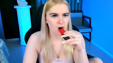 stef_nicks online show from May 11, 9:04 am