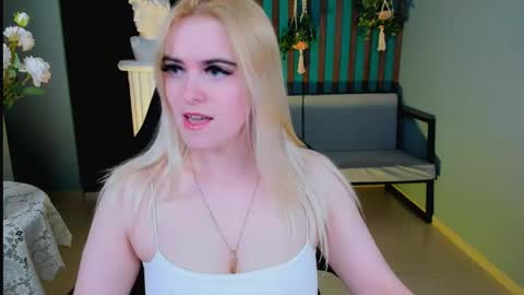 stef_nicks online show from May 16, 9:06 am