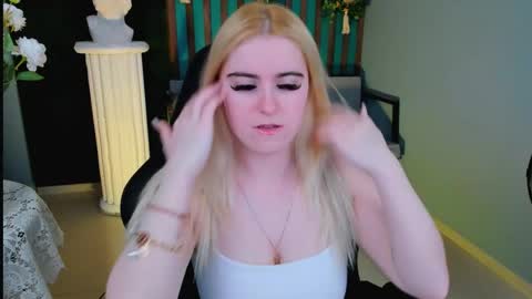 stef_nicks online show from May 16, 10:36 am