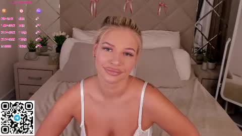 Snapshot of stella_leee chatting on July 22, 12:57 am Stella Leee online show from July 22, 12:57 am