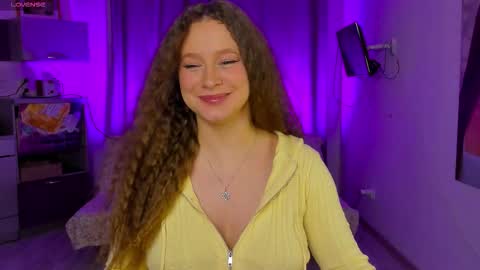 Snapshot of stella_pretty0 chatting on October 13, 1:44 pm Stella online show from October 13, 1:44 pm