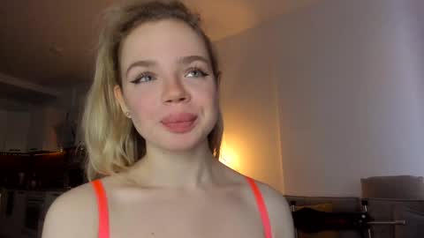 Snapshot of stella_vans chatting on December 9, 9:28 am Asella online show from December 9, 9:28 am