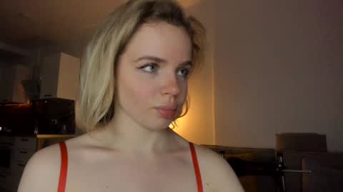 Snapshot of stella_vans chatting on December 11, 2:00 pm Asella online show from December 11, 2:00 pm